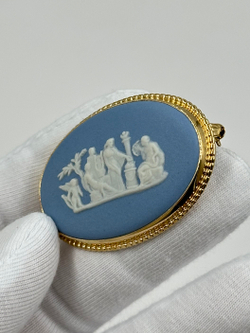 Брошь Wedgwood голубая