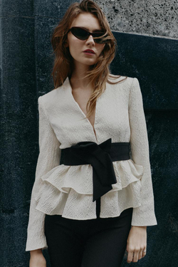 ZARA БЛЕЙЗЕР С РЮШАМИ И ПОЯСОМ, ЖЕЛТОВАТО-БЕЛЫЙ