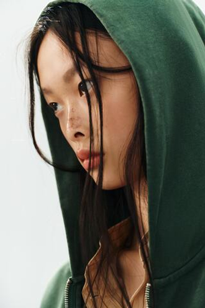 ТОЛСТОВКА С МОЛНИЕЙ С ЭФФЕКТОМ ПОТЕРТОСТИ — ZARA