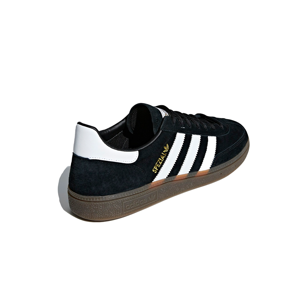 alt="adidas Handball Spezial Black Gum DB3021 черные замшевые кроссовки с белыми полосками и gum-подошвой вид сбоку на белом фоне"