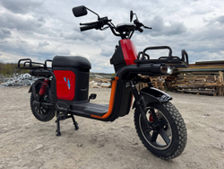 Красный электроскутер SIMgo Thunder 30 (U5), вид спереди