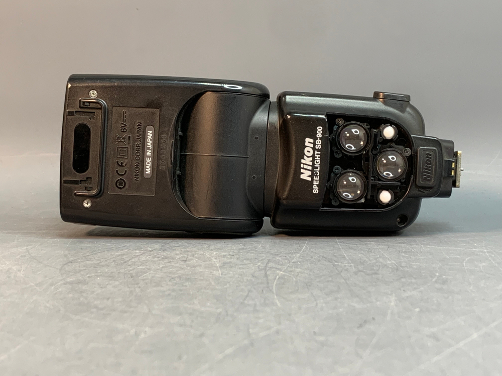Nikon SB-900, отсутствует накладка на корпусе