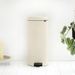 Ведро Brabantia NewIcon 30л миндальное возле стены