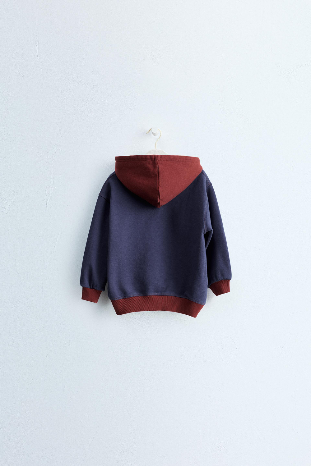 ZARA TIMELESS — ХУДИ COLORBLOCK, СИНИЙ/ЧЕРНЫЙ
