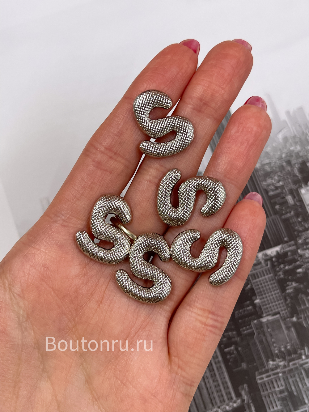 Пуговицы Скиап. серебристые рельефные  "S"