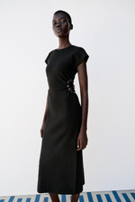 ТРИКОТАЖНОЕ ПЛАТЬЕ С ВЫРЕЗАМИ И ДЕКОРОМ — ZARA