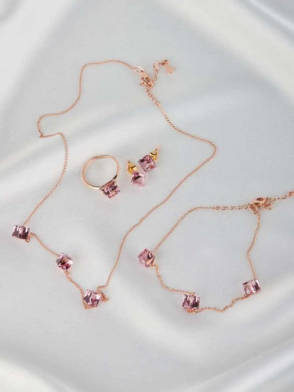 Кольцо Миражи тонкое с розовым кристаллом-кубиком Swarovski