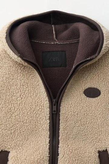 ZARA КУРТКА ИЗ ИСКУССТВЕННОЙ ОВЧИНЫ С КАПЮШОНОМ, ЭКРЮ