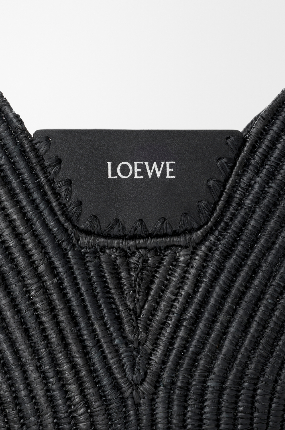 Loewe Сумка среднего размера Swing из рафии и телячьей кожи, черный