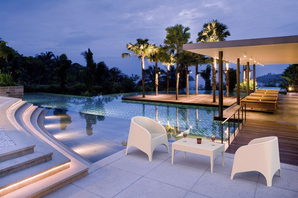 Столик пластиковый плетеный журнальный Siesta Contract Miami Lounge Table, белый