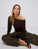 Женский лонгслив с асимметричным вырезом - BERSHKA
