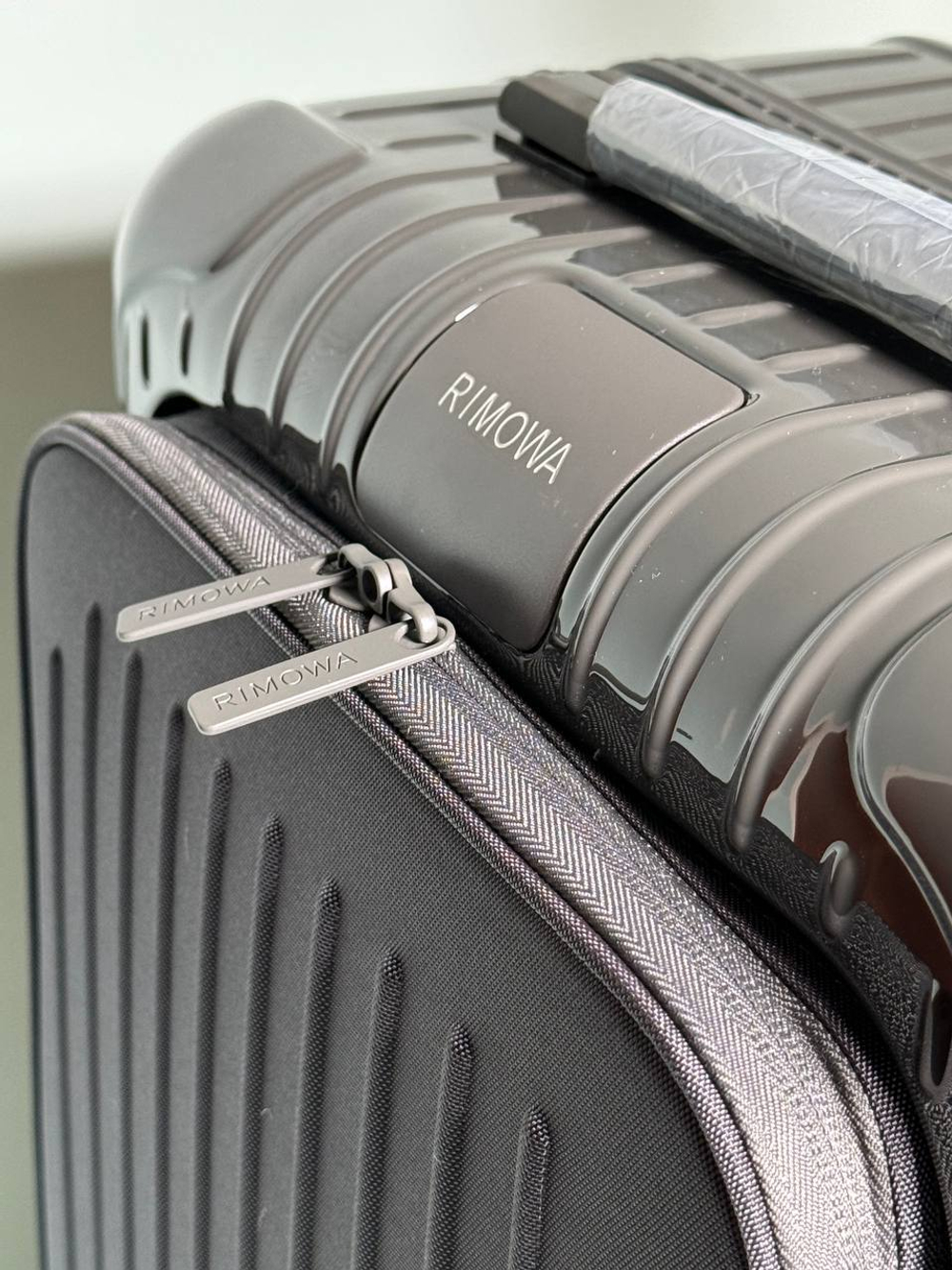 Дорожный чемодан Rimowa Essential Sleeve Cabin с карманом для ноутбука