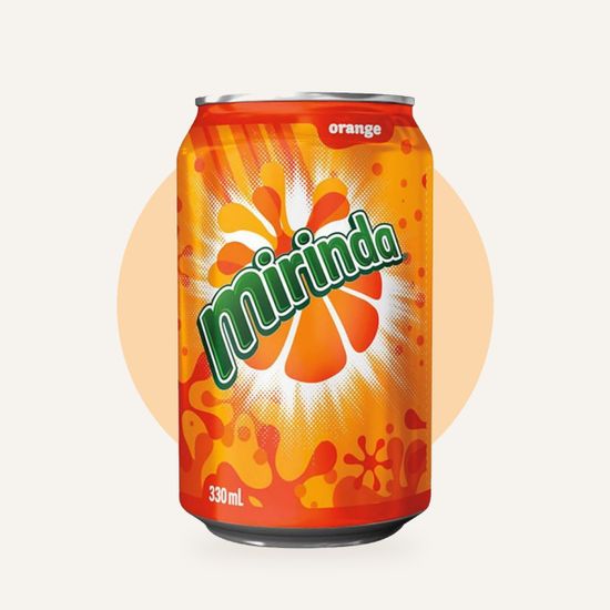 Газированный напиток Mirinda Orange со вкусом апельсина — на фирменном фоне OH MY GEEK