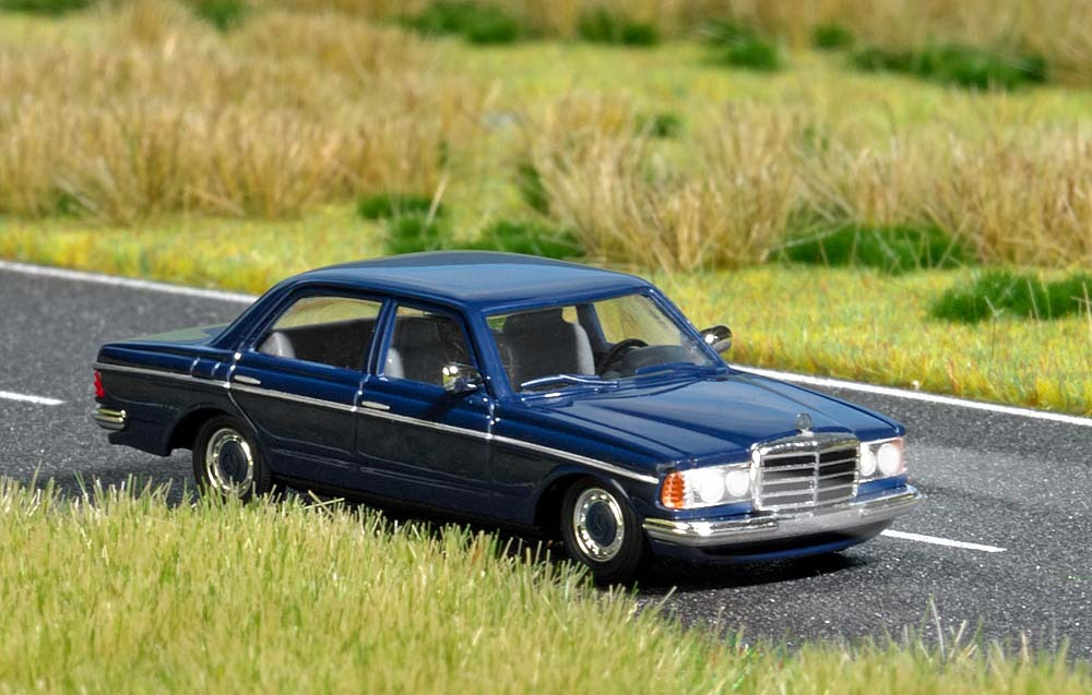Автомобиь Mercedes-Benz W 123, свет, 14-16 V,  (H0)