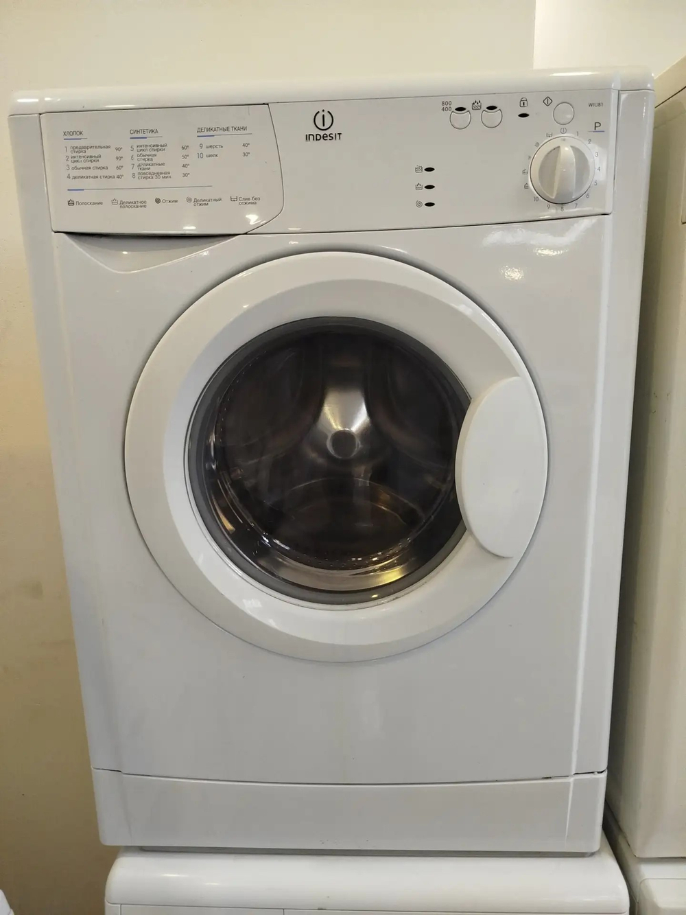 Стиральная машина Indesit WIU81 б/у фронтальная 3.5 кг до 800 об/мин