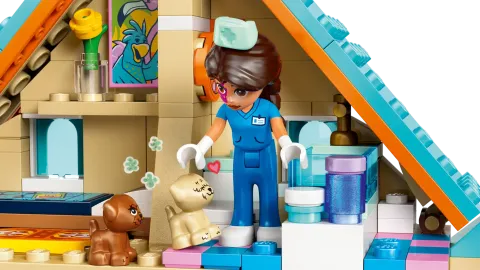 Конструктор LEGO Friends 42651 Ветеринарная клиника для лошадей и питомцев