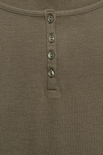 ФУТБОЛКА С ПУГОВИЦАМИ — ZARA