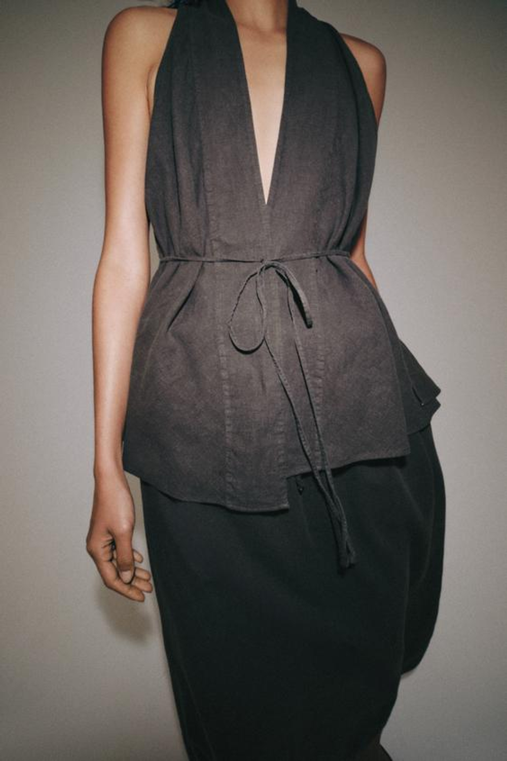 ZARA ЛЬНЯНОЙ ТОП НА ЗАПÁХЕ — ZW COLLECTION, АНТРАЦИТОВО-СЕРЫЙ