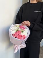 Букет из кустовых пионовидных роз, альстромерии и хризантемы
