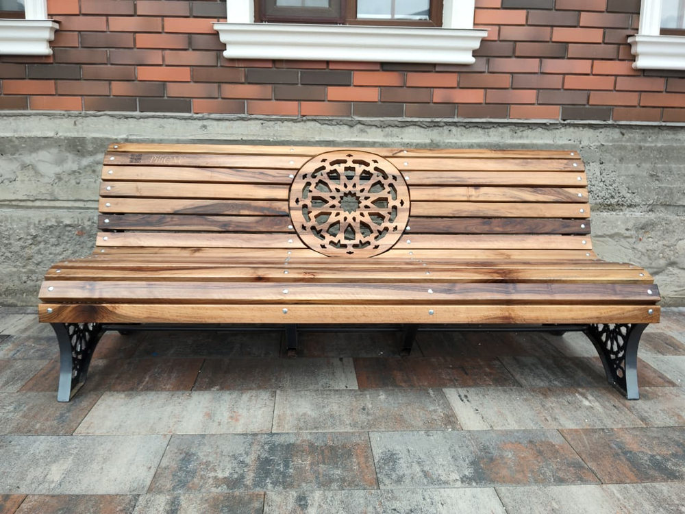Уличная скамейка