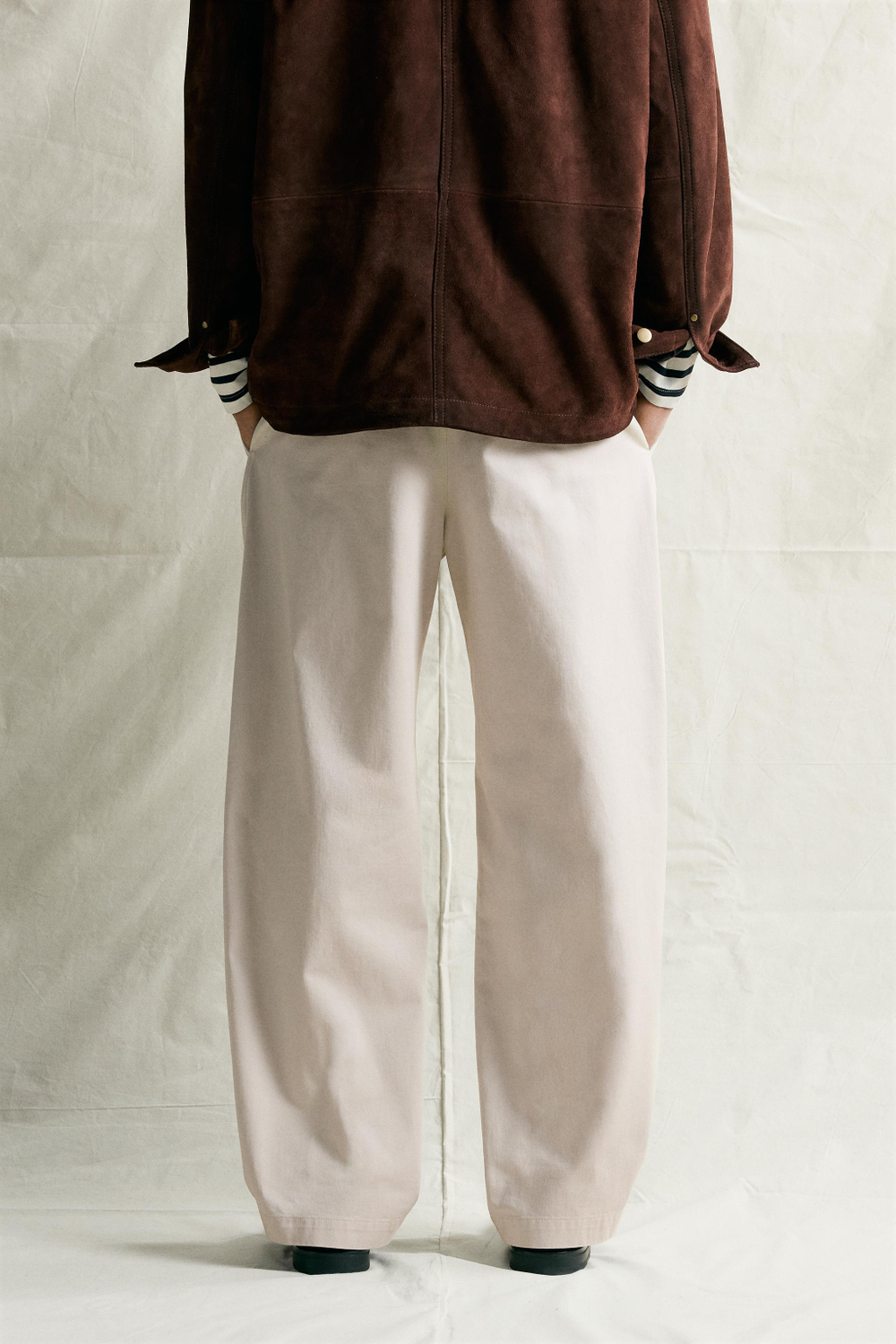 БРЮКИ ЧИНОС RELAXED FIT СО СКЛАДКАМИ — ZARA · 4015/640