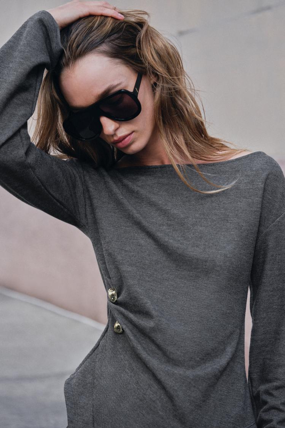 ZARA ТОП ИЗ МЯГКОЙ ТКАНИ С БРОШЬЮ, ТЕМНО-СЕРЫЙ
