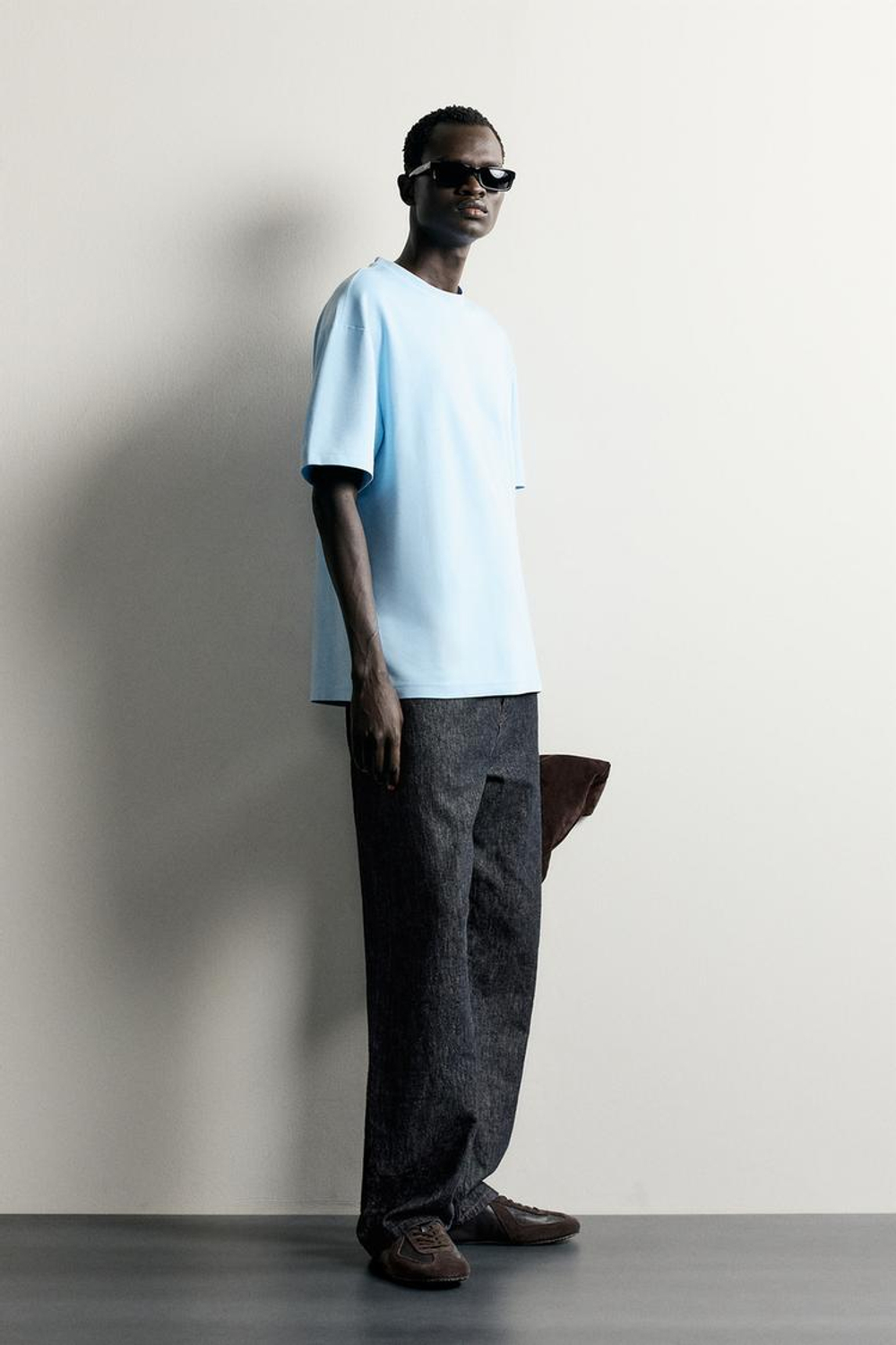 ZARA ФУТБОЛКА СВОБОДНОГО КРОЯ С КОНТРАСТНОЙ НАШИВКОЙ, ГОЛУБОЙ