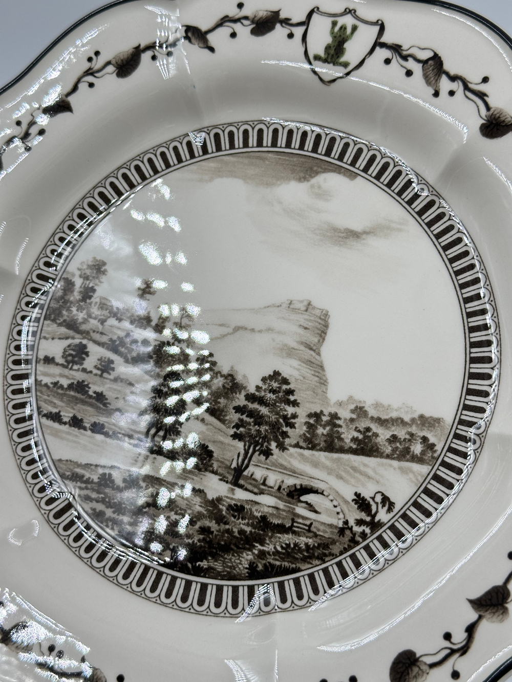 Тарелка Wedgwood «Зелёная лягушка» («View of Beeston Castle»)
