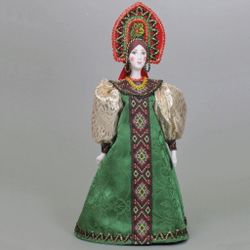 Сувенирная кукла в крестьянском наряде с прямым кокошником