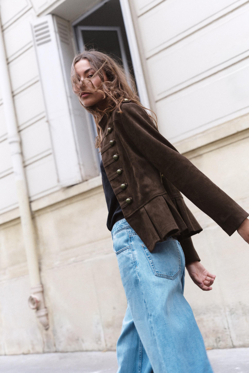 ЖАКЕТ С БАСКОЙ И ПУГОВИЦАМИ — ZARA