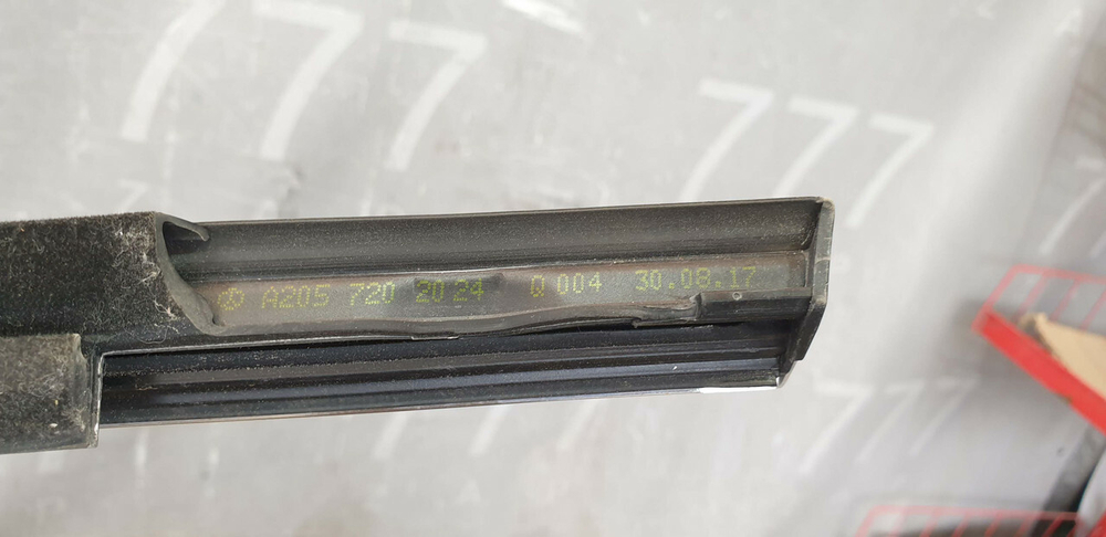 Молдинг двери передней правой Mercedes C (W205) 14-23 Б/У Оригинал A2057202024
