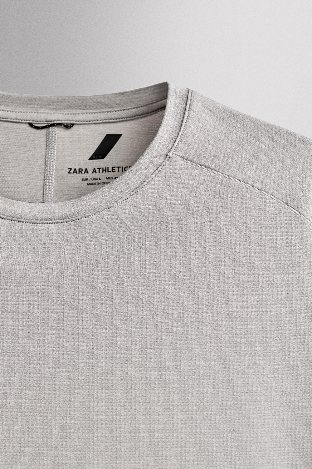 ТЕХНИЧЕСКАЯ ФУТБОЛКА С РЕЛЬЕФНОЙ ТЕКСТУРОЙ — ZARA