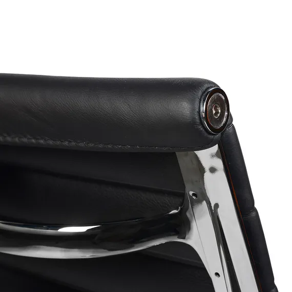 Офисное кресло Eames Ribbed EA 117 черная кожа