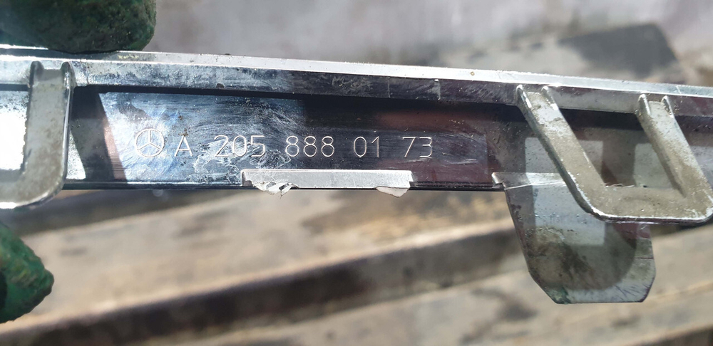 Молдинг решетки радиатора Mercedes C (W205) 14-18 Б/У Оригинал A2058880173