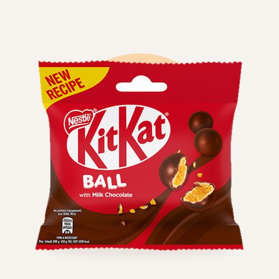 Шоколадные шарики KitKat Balls 36 г — упаковка на фирменном фоне OH MY GEEK