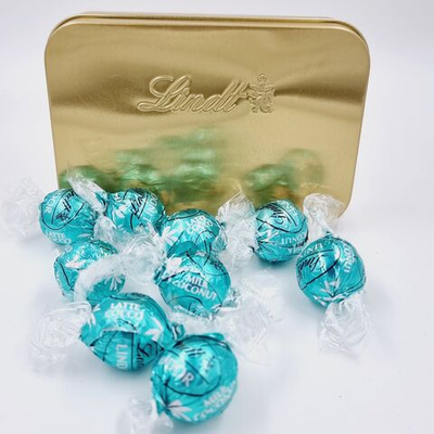 Шоколадные конфеты кокос в молочном шоколаде Lindt LINDOR в жестяной подарочной коробке 101 г (из Финляндии)