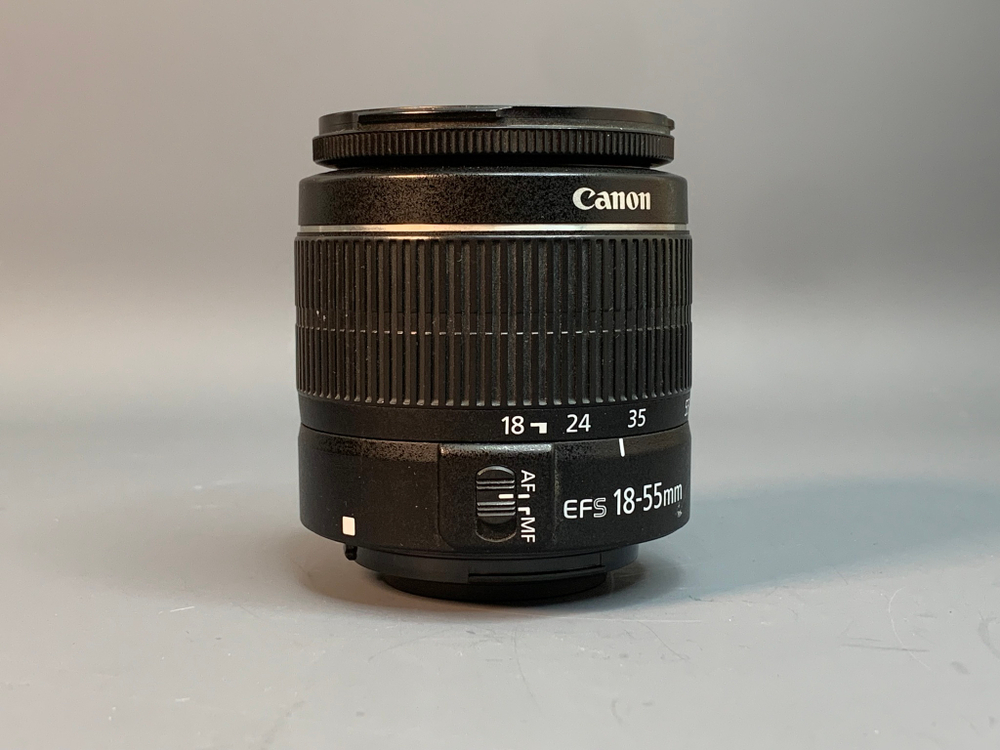 Canon 1100D kit 18-55mm 3.5-5.6 III 4.200 кадров