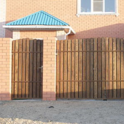 Классический забор из деревянного штакетника с кирпичными столбами