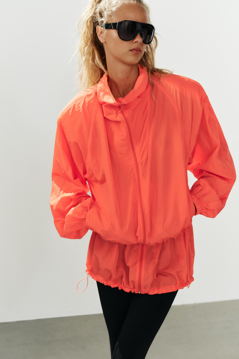 КУРТКА ИЗ ТЕХНИЧЕСКОЙ ТКАНИ С ПОДПЛЕЧНИКАМИ — ZARA