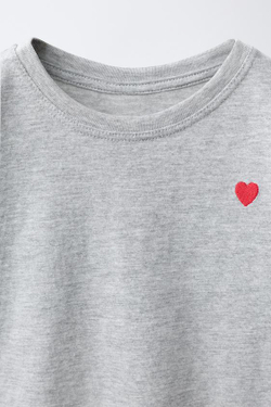ZARA ФУТБОЛКА С ВЫШИВКОЙ «СЕРДЦЕ», СЕРЫЙ МЕЛАНЖ