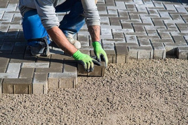 Гарцовка тротуарной плитки: что это, когда применяется?