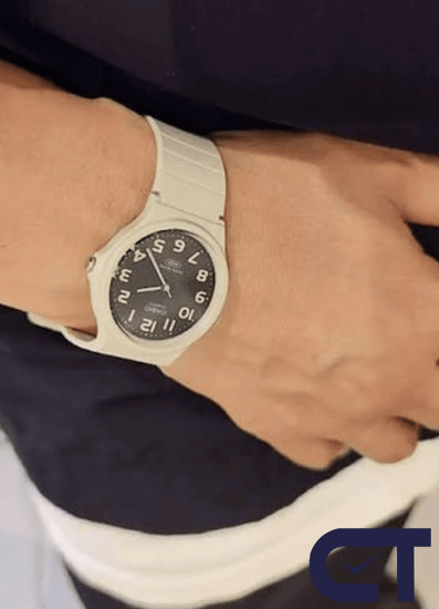 CASIO MQ-24UC-8B — классические аналоговые часы в матовом бежевом цвете