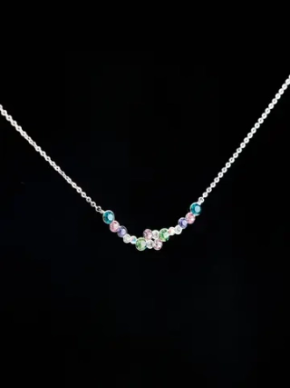 Тонкое колье Млечный путь с разноцветными кристаллами Swarovski
