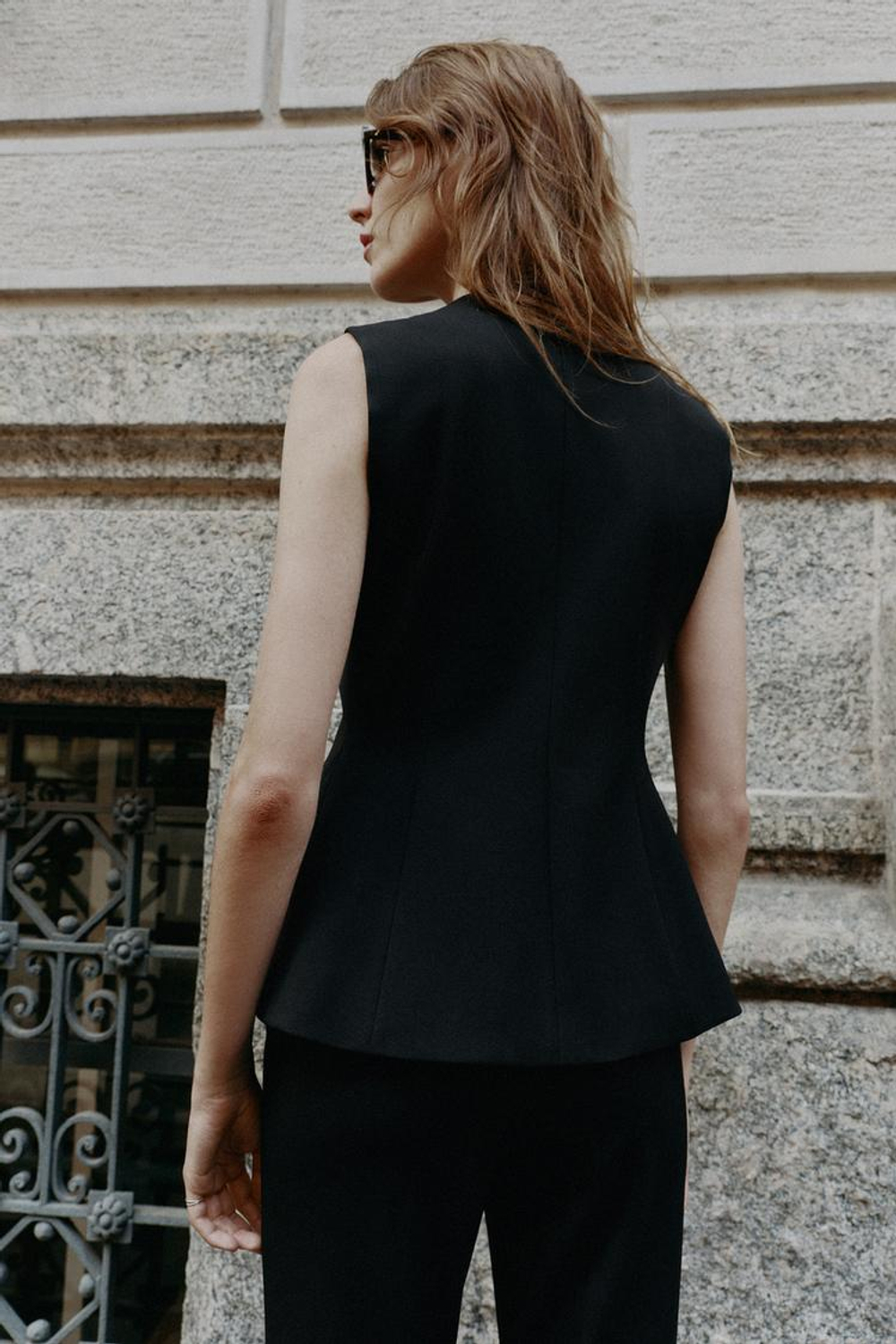 ZARA ЖИЛЕТ С ЗАСТЕЖКАМИ-ТОГГЛ, ЧЕРНЫЙ