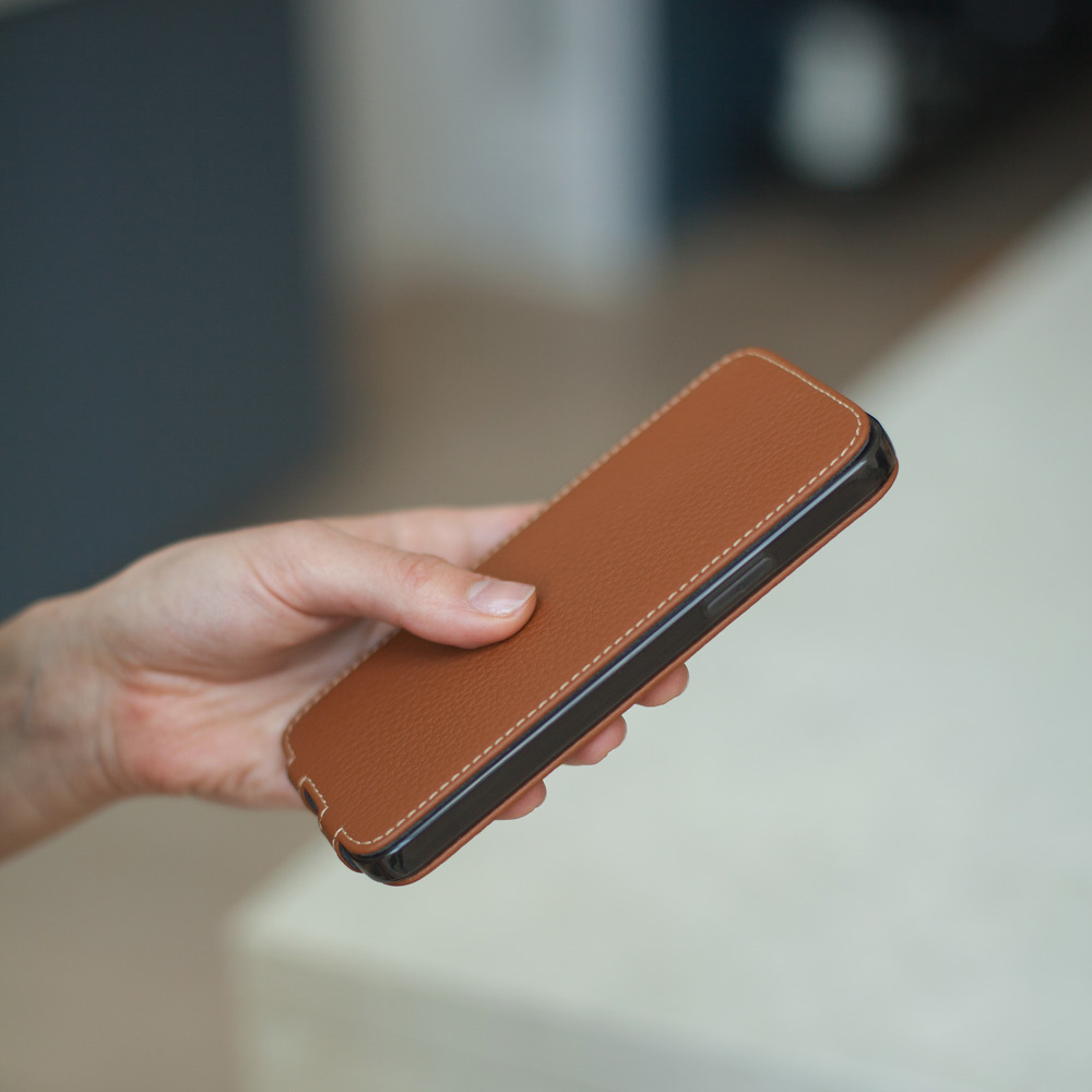 Чехол кожаный для iPhone 13 Pro коричневого цвета