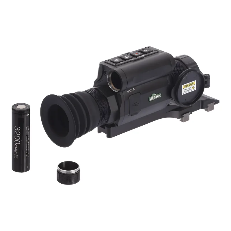 Тепловизионный прицел ATAK ET23-45 PRO - вид сзади с аккумулятором 18650 и крышкой