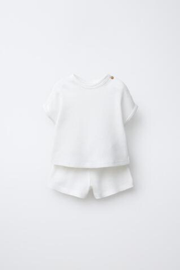 ZARA КОМПЛЕКТ ИЗ ОДНОТОННОЙ ФУТБОЛКИ ИЗ ВАФЕЛЬНОГО ТРИКОТАЖА И ШОРТ-БЕРМУД, ЖЕЛТОВАТО-БЕЛЫЙ