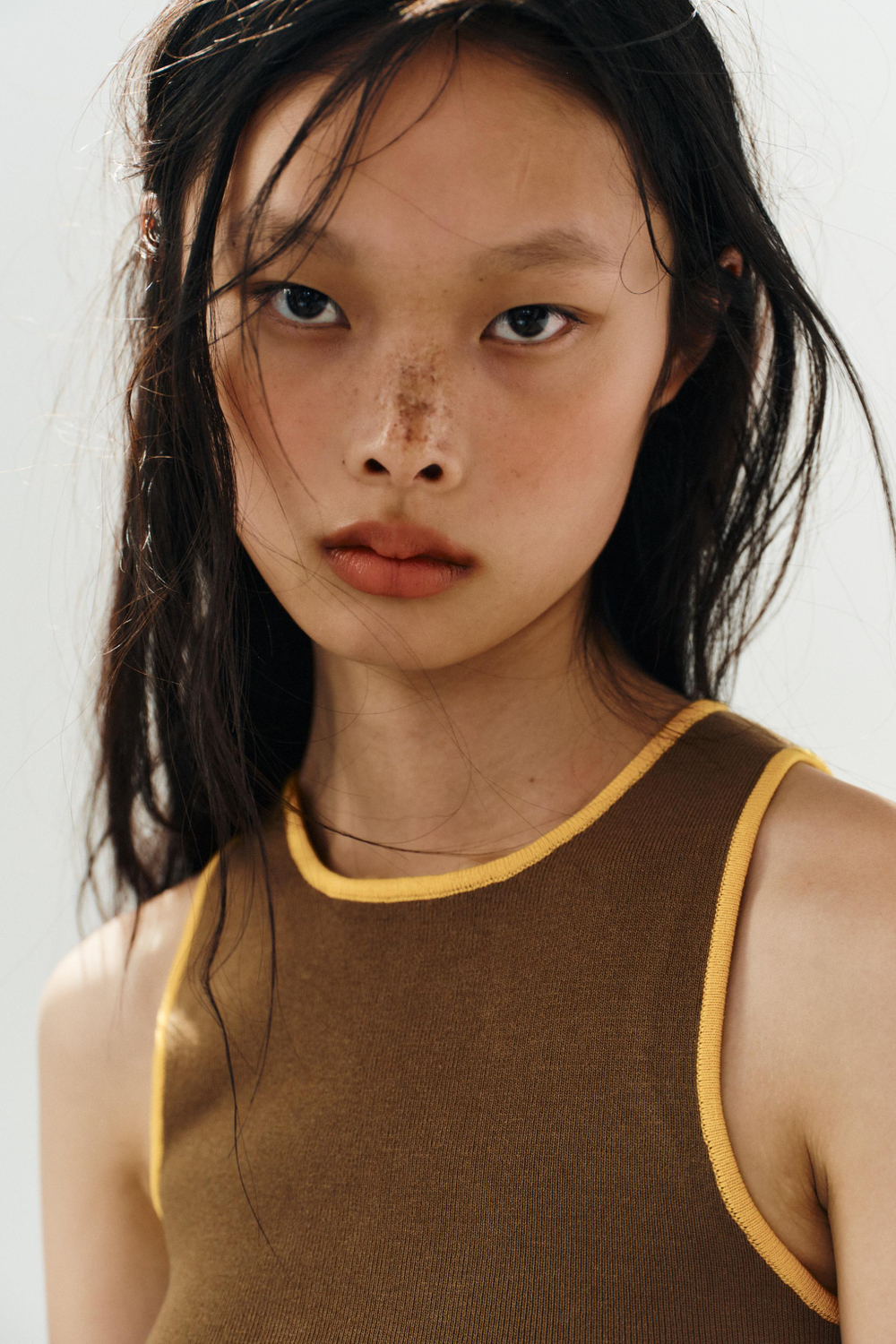 ZARA УКОРОЧЕННЫЙ ТОП С КОНТРАСТНОЙ ОТДЕЛКОЙ, СВЕТЛО-БЕЖЕВЫЙ