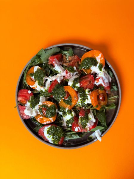 Салат с абрикосами, миндалём и salsa чимичурри