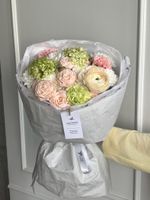 Букет сборный из кустовых пионовидных роз, ромашки и хризантемы
